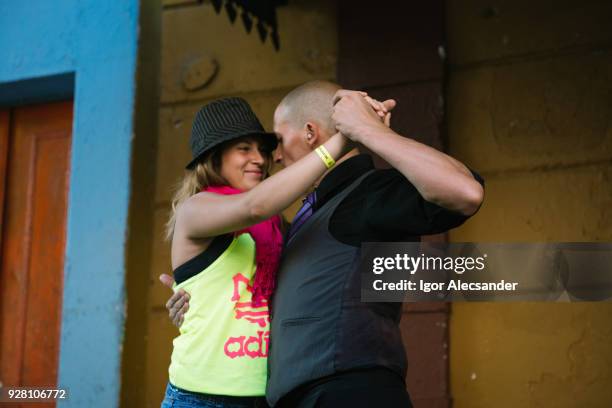 tango-kurse auf der straße caminito, buenos aires, argentinien - male dancer blonde stock-fotos und bilder