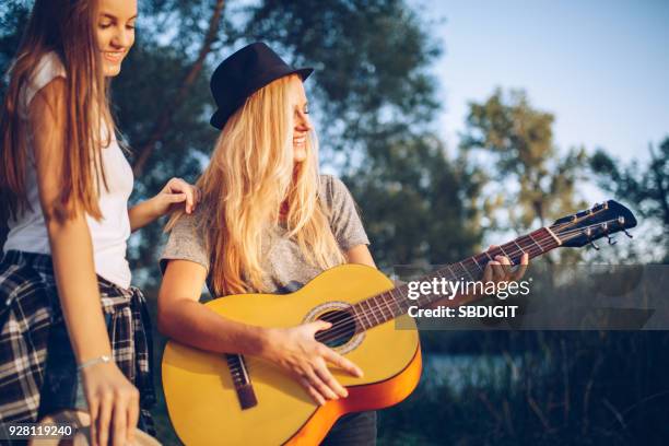 sommer music - musikalische begleitung stock-fotos und bilder