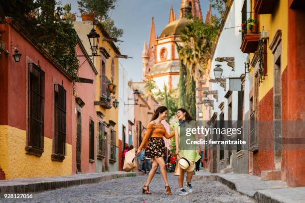amigas viajar méxico - san miguel de allende fotografías e imágenes de stock