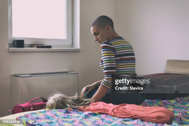 paciente de cáncer de la mujer sentada en la cama del hospital - wig fotografías e imágenes de stock