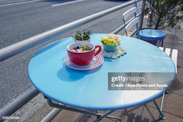 table and chairs on sidewalk - fussa city stockfoto's en -beelden