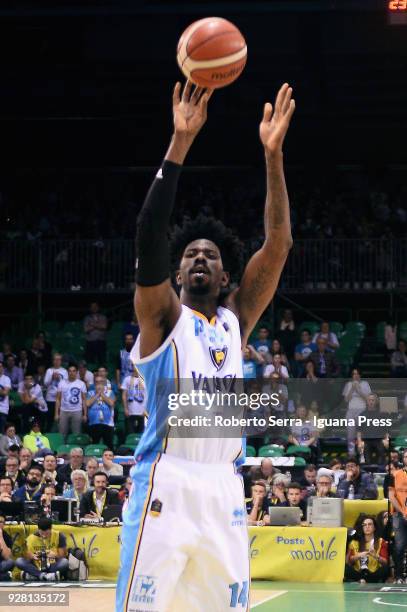 Henry Sims of Vanoli in action during the match semifinal of Coppa Italia between Vanoli Cremona and Auxilium Fiat Torino at Mandela Forum on...