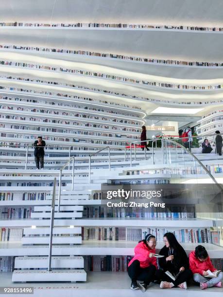 With a huge spherical multi-function hall and circle steps to the ceiling, Tianjin Binhai new area library is now a popular topic on social media and...