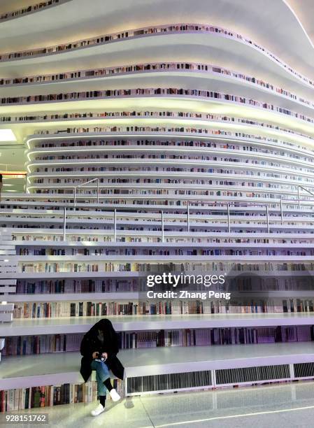 With a huge spherical multi-function hall and circle steps to the ceiling, Tianjin Binhai new area library is now a popular topic on social media and...