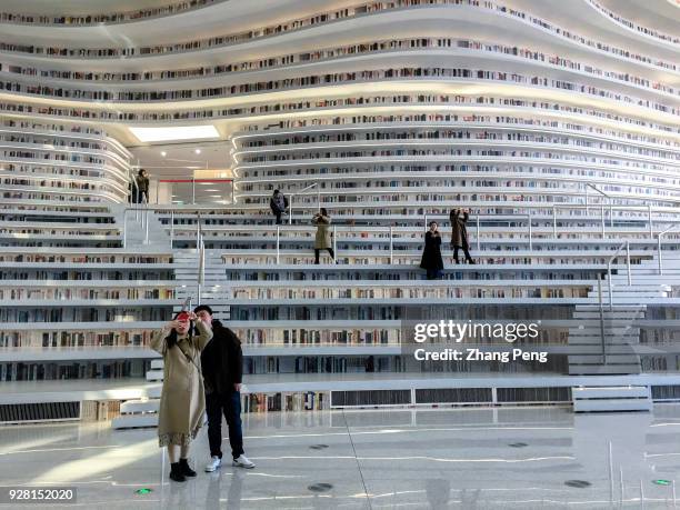 With a huge spherical multi-function hall and circle steps to the ceiling, Tianjin Binhai new area library is now a popular topic on social media and...