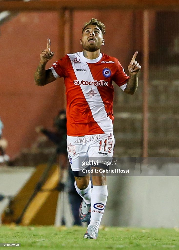 Argentinos Juniors v Boca Juniors - Superliga 2017/18