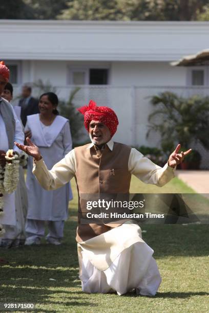 Farmers from outer Delhi led by their MP Sajjan Kumar, MLAs and other leaders met congress chairperson Sonia Gandhi to show their gratitude as Govt....