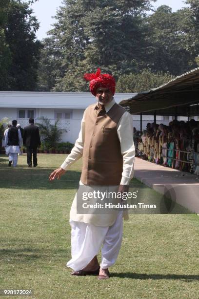 Farmers from outer Delhi led by their MP Sajjan Kumar, MLAs and other leaders met congress chairperson Sonia Gandhi to show their gratitude as Govt....