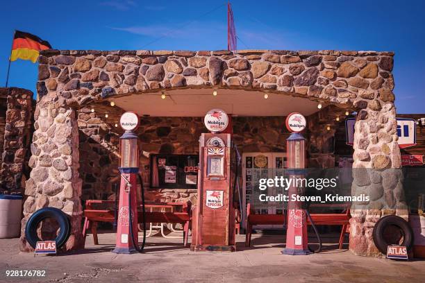 route 66 - cool springs, arizona - stazione di servizio classica - classic gas pump foto e immagini stock