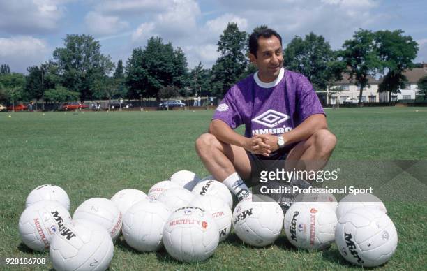 Tottenham Hotspur manager Ossie Ardiles poses for a photo, circa August 1993.
