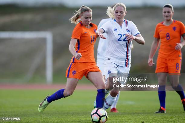 Jackie Groenen of Holland Women, Rakel Honnudottir of Iceland Women during the Algarve Cup Women match between Iceland v Holland at the Estádio...