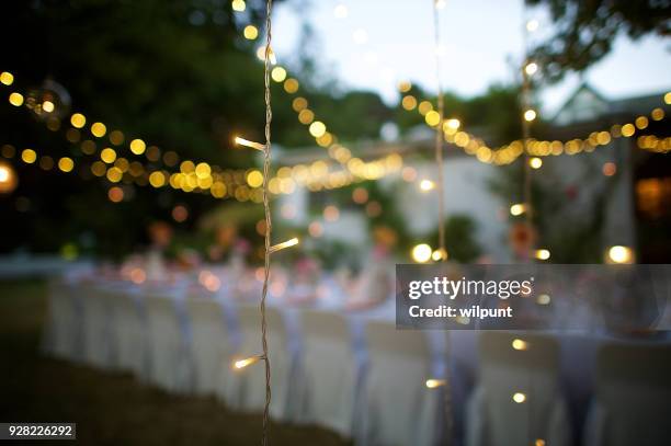 bruiloft string lights in focus in de schemering - party lights stockfoto's en -beelden