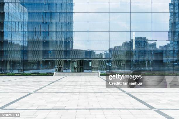 modern office building - façade immeuble photos et images de collection