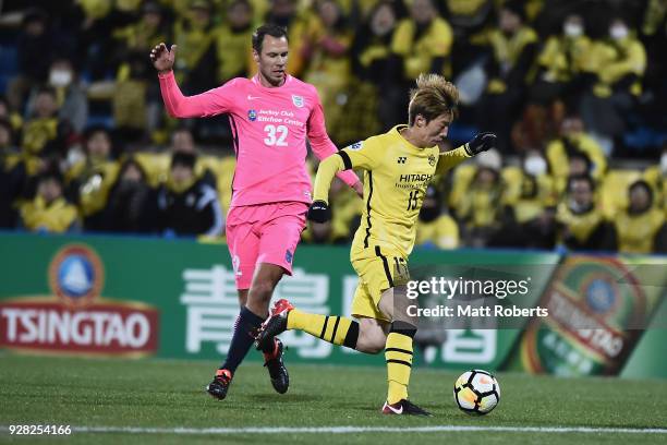 Bokyung Kim of Kashiwa Reysol takes on the defence during the AFC Champions League Group E match between Kashiwa Reysol and Kitchee at Sankyo...