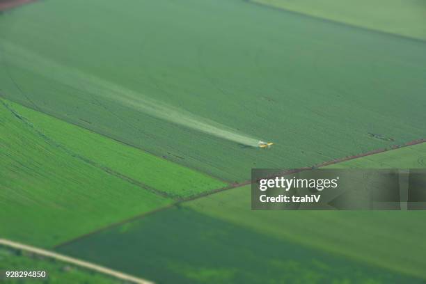 looking down on a crop duster - center pivot irrigation stock pictures, royalty-free photos & images