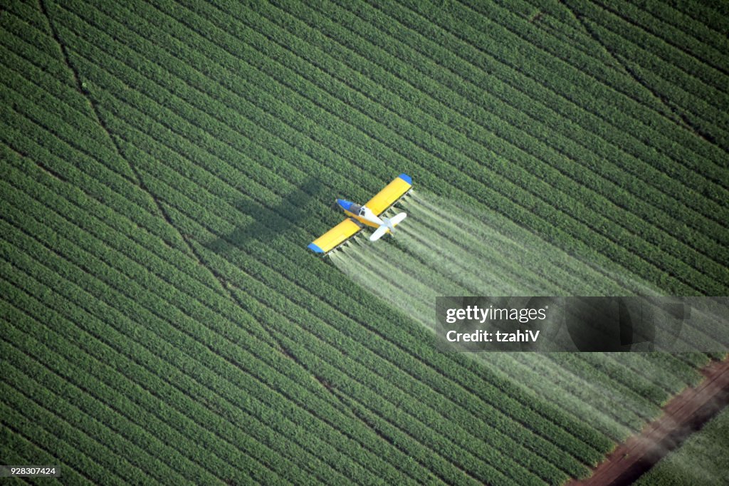 Blick hinunter auf ein Sprühflugzeug