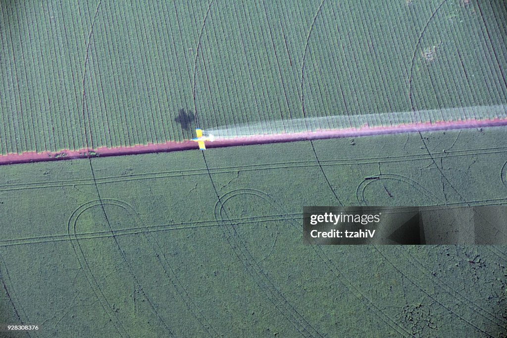 Regardant vers le bas sur un crop duster