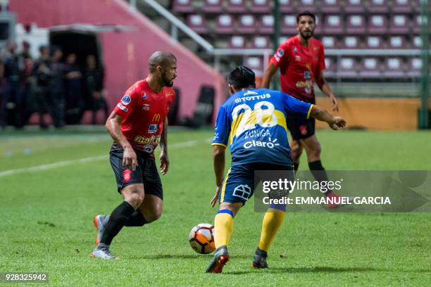 Dilan Zuniga of Chile's Everton, vies for the ball with Nestor Canelon of Venezuela's Caracas FC, during their Copa Sudamericana 2018 football match...