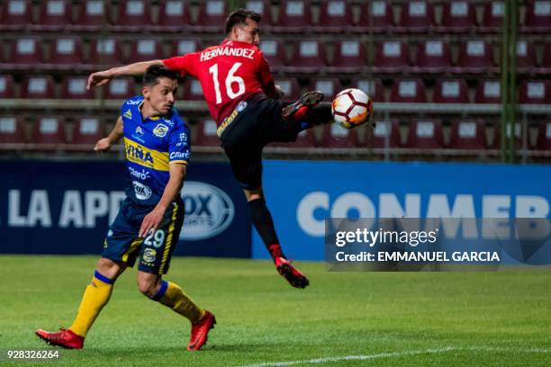 Camilo Rodriguez of Chile's Everton, vies for the ball with Robert Hernandez of Venezuela's Caracas FC, during their Copa Sudamericana 2018 football...