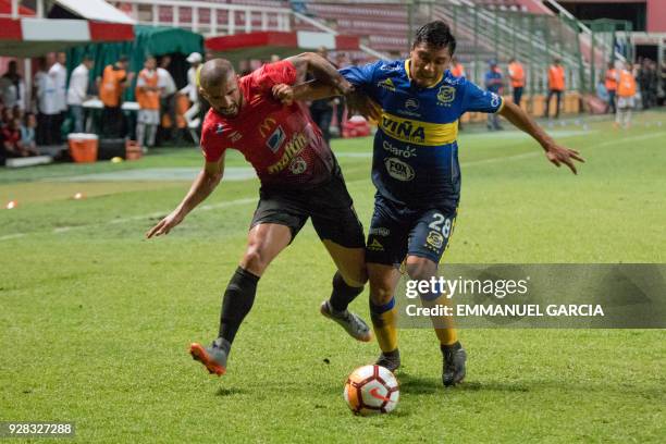 Diego Orellana of Chile's Everton, vies for the ball with Nestor Canelon of Venezuela's Caracas FC, during their Copa Sudamericana 2018 football...