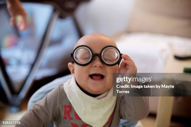 baby laughing wearing toy glasses - miope and humor fotografías e imágenes de stock