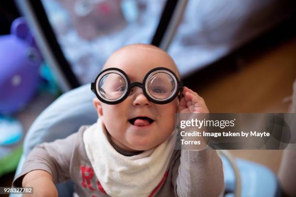 baby wearing short sighted glasses - miope and humor fotografías e imágenes de stock