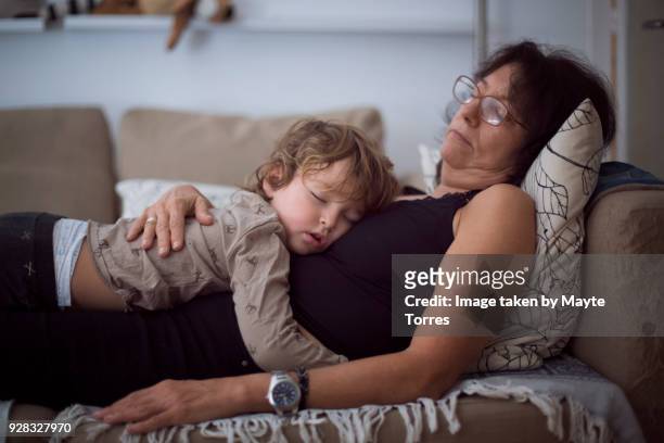 toddler and grandma taking a nap in sofa - bulle protection photos et images de collection