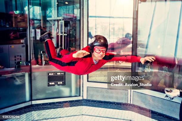 vrije vlucht in de windtunnel. - indoor skydive stockfoto's en -beelden