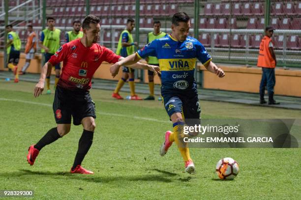 Dilan Zuniga of Chile's Everton, vies for the ball with Robert Hernandez of Venezuela's Caracas FC, during their Copa Sudamericana 2018 football...