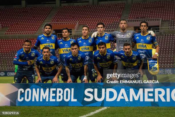Chile's Everton football team players pose before their Copa Sudamericana 2018 football match held against Venezuela's Caracas FC at the...
