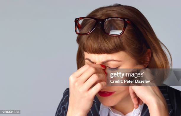 businesswoman with headache after being fired/let go/given the sack - crisis de los cuarenta fotografías e imágenes de stock