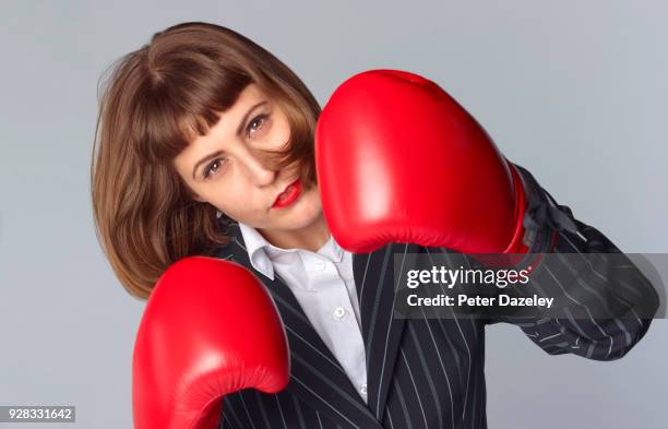 businesswoman packing a punch - vingança imagens e fotografias de stock
