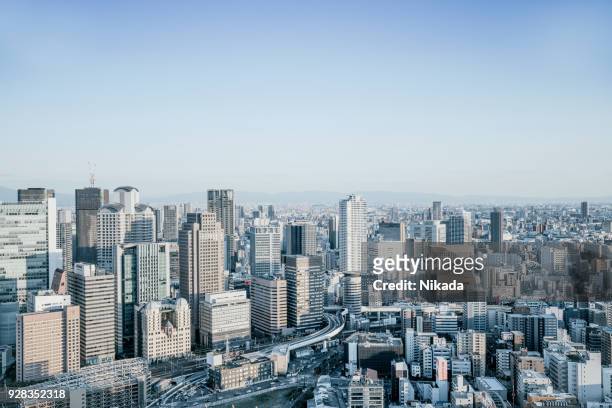 skyline uitzicht op osaka, japan - kinki stockfoto's en -beelden