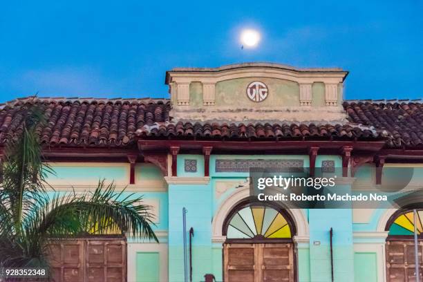 santa clara, cuba: the full moon over the city old buildings during the blue hour - santa clay stock-fotos und bilder