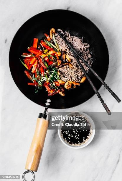 stir-fried udon noodles with pork and vegetables - wok stockfoto's en -beelden