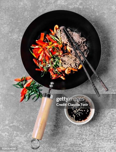 stir-fried udon noodles with pork and vegetables - wok stockfoto's en -beelden