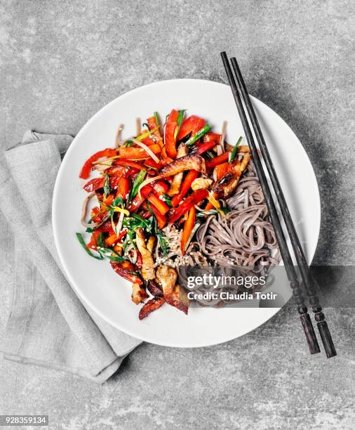 stir-fried udon noodles with pork and vegetables - udon noodle stock pictures, royalty-free photos & images