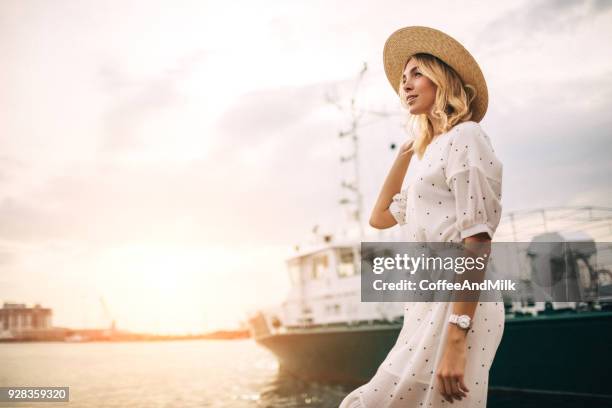 vrouw bij de jachthaven - dress stockfoto's en -beelden