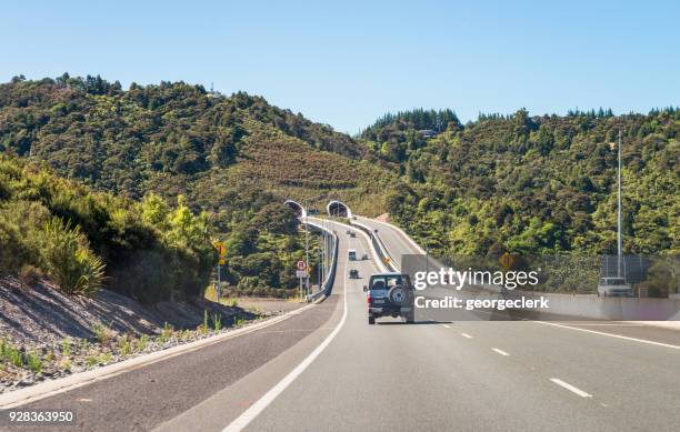 conduisant vers le nord sur new zealand state highway 1 - région du northland photos et images de collection