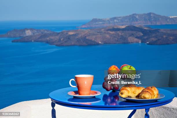 早餐與牛角麵包和新鮮水果在清晨服務的陽臺上的海火山景觀。 - aegean sea 個照片及圖片檔