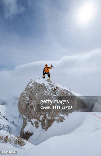 mountaineer poses on the rock at the edge of the world, on denali. - 1111iespdj stock pictures, royalty-free photos & images