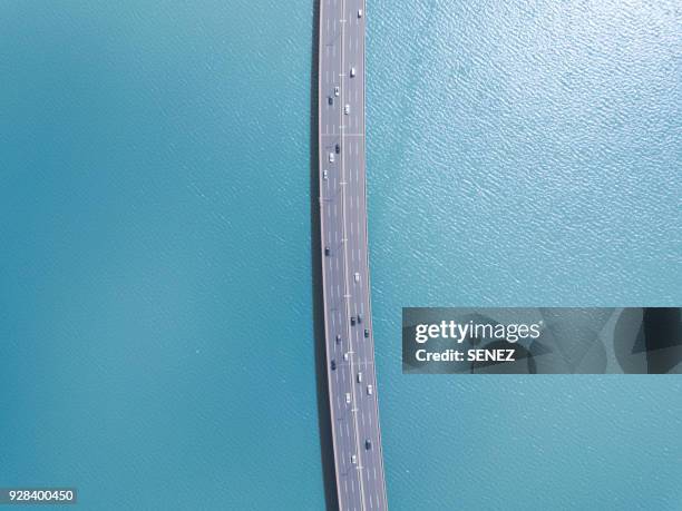 aerial view of cars on bridge over river - agua estancada fotografías e imágenes de stock
