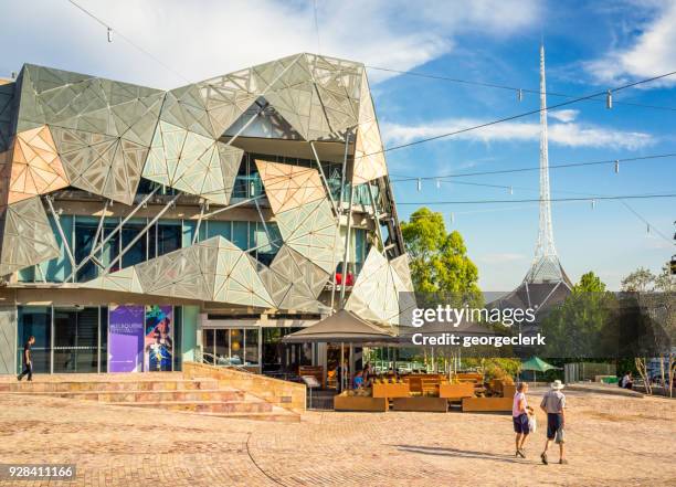 federation square im zentrum von melbourne - federation square melbourne stock-fotos und bilder