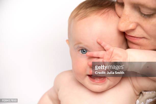 caucasian mother, 31, and caucasian baby, 10 months, at home - julia smith stockfoto's en -beelden