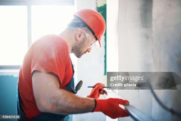 travailleur de la construction au cours de la décoration d’intérieur. - plaquiste photos et images de collection