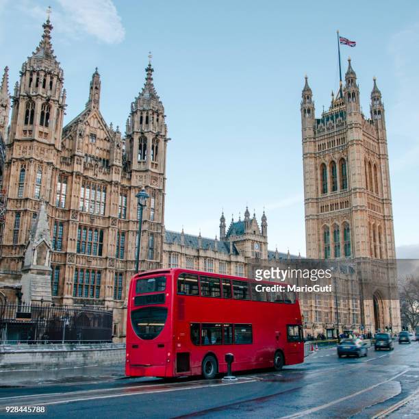 camere del parlamento e autobus rosso a due piani - autobus a due piani foto e immagini stock