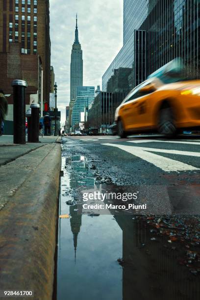 new york city - empire state building and taxi - high line stock pictures, royalty-free photos & images