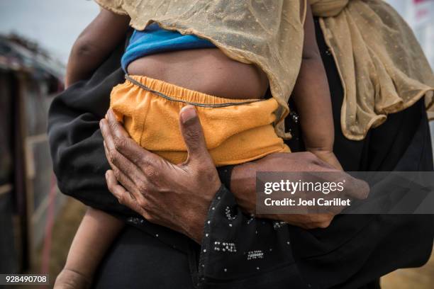 muslimische rohingya-mutter und kind in bangladesch - flüchtlingslager stock-fotos und bilder
