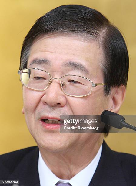 Kazuo Tanabe, president of Chuo Mitsui Trust Holding Inc. Speaks during a new conference in Tokyo, Japan, on Friday, Nov. 6, 2009. Sumitomo Trust &...