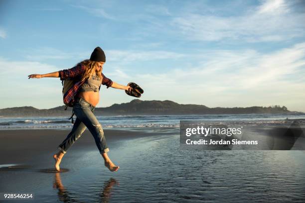 a pregnant young woman - pulsante di apertura o di chiusura foto e immagini stock